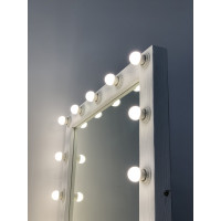 Зеркало визажиста с подсветкой лампочками в белой раме 90х90 см